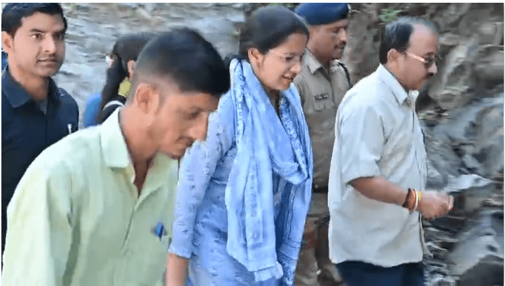 धनोल्टी तहसील के आपदा प्रभावित क्षेत्रों का डीएम टिहरी नितिका खण्डेलवाल ने किया स्थलीय निरीक्षण