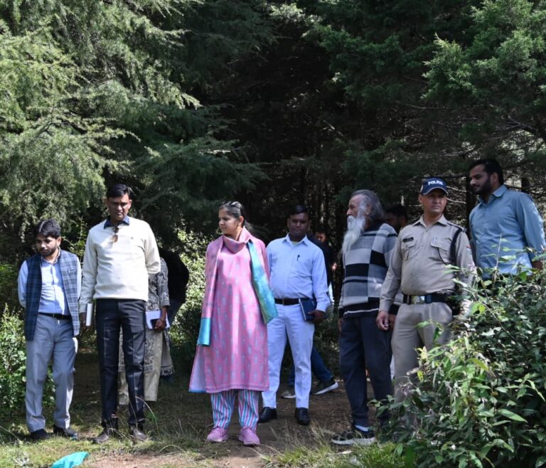 बादशाहीथौल-रानीचौरी क्षेत्र का डीएम टिहरी नितिका खण्डेलवाल ने किया स्थलीय निरीक्षण, आगामी चंबा महोत्सव की तैयारियों का लिया जायजा