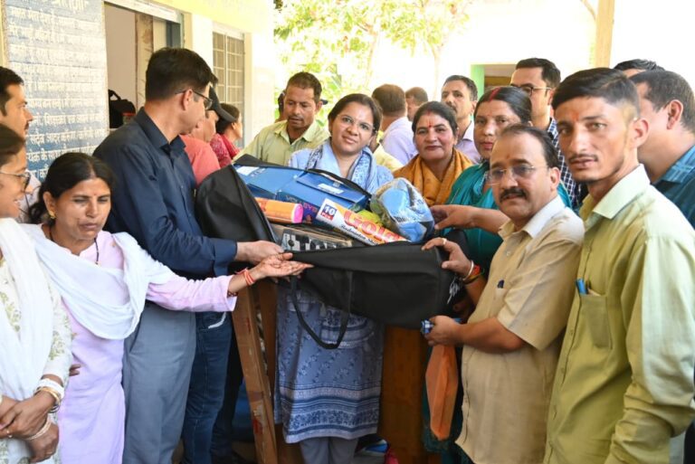 डीएम टिहरी ने रगड़ गांव के बच्चों का मनोबल बढ़ाया, दी खेल व लेखन सामग्री
