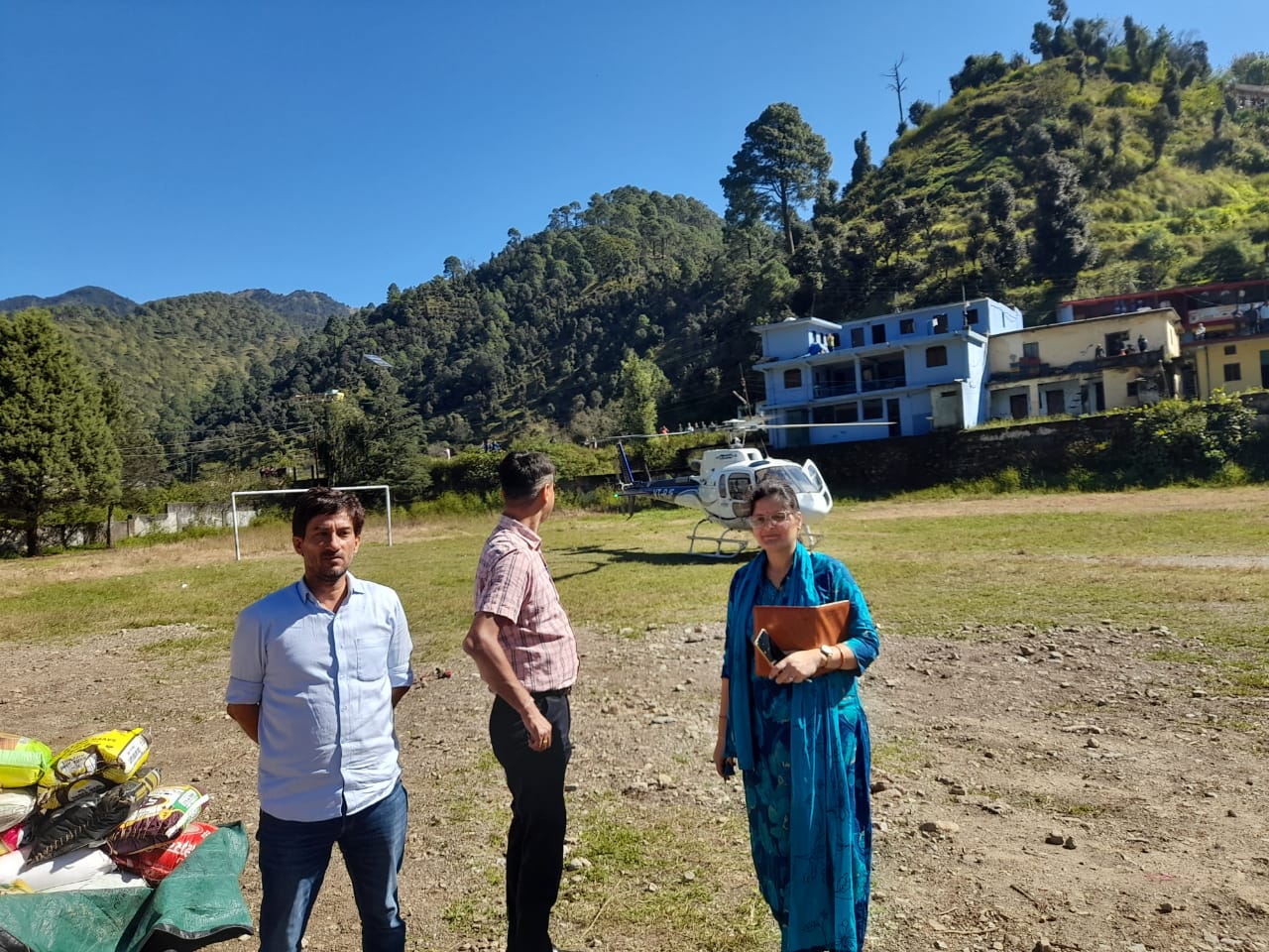 आपदा प्रभावित रगड़ गांव एवं कुंड तक हेली सेवा से पहुँचा राहत खाद्यान्न