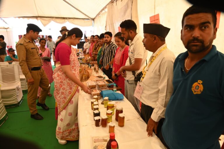 सीडीओ टिहरी की उपस्थिति में सरस मेले में क्रेता–विक्रेता सम्मेलन संपन्न