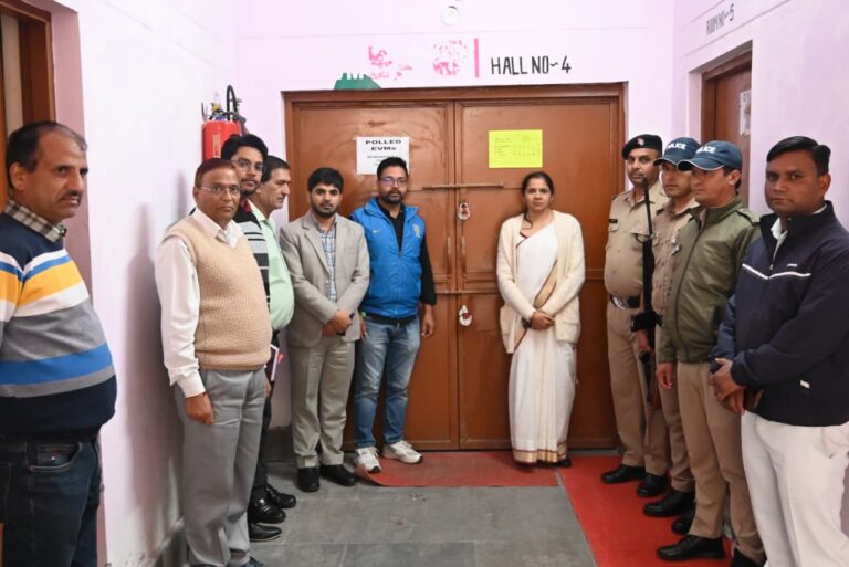 डीएम टिहरी नितिका खंडेलवाल ने किया ईवीएम एवं वीवीपैट वेयरहाउस का निरीक्षण
