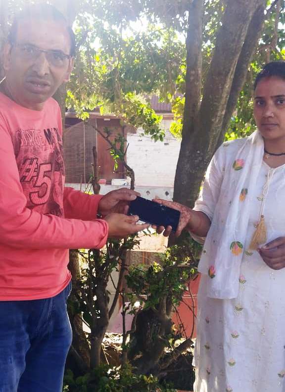 अल्मोड़ा में ईमानदारी की मिसाल—सामाजिक कार्यकर्ता संजय पाण्डे ने सड़क पर मिला मोबाइल लौटाया