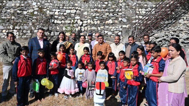 बाल दिवस पर बच्चों को मिला खेल पार्क, माताओं के लिए मदर फीडिंग रूम का डीएम टिहरी ने किया उद्घाटन