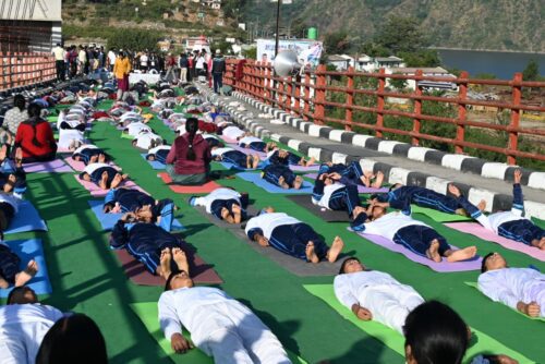 डोबरा चांठी पुल पर योग कार्यक्रम का भव्य आयोजन | विधायक किशोर उपाध्याय व डीएम नितिका खण्डेलवाल ने किया शुभारंभ
