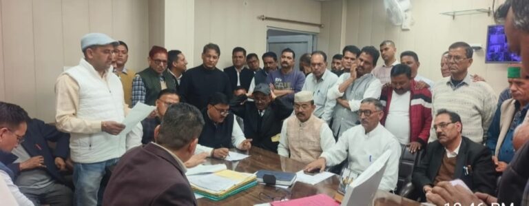टिहरी में स्वास्थ्य सेवाओं की बदहाली पर कांग्रेस और सामाजिक संगठनों का हल्ला बोल, CMO कार्यालय में सौंपा ज्ञापन