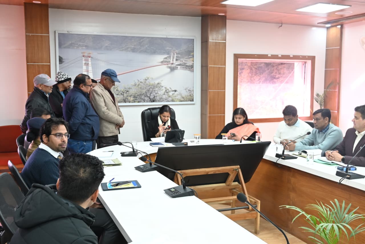 जिलाधिकारी ने जनता दरबार में सुनी 37 शिकायतें