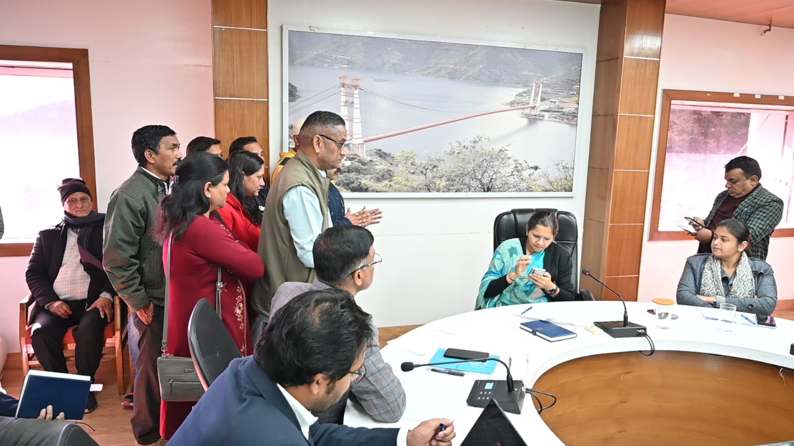 टिहरी में जनता दरबार: 56 से अधिक आवेदन दर्ज, जिलाधिकारी ने समाधान के दिए निर्देश
