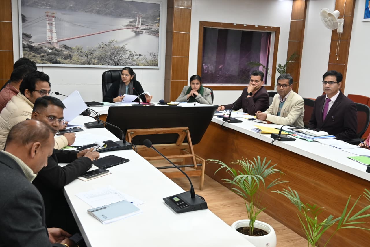 टिहरी में जिला योजना और बीस सूत्री कार्यक्रम की समीक्षा बैठक संपन्न, जिलाधिकारी नितिका खण्डेलवाल ने दिए समयबद्ध लक्ष्य पूरे करने के निर्देश