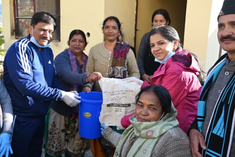 साप्ताहिक सफाई अभियान: जिलाधिकारी नितिका खण्डेलवाल पहुंचीं एसआरटी परिसर, बादशाहीथौल