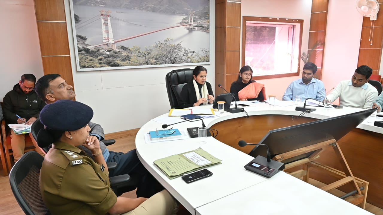 कठोर शीतऋतु से निपटने की तैयारियाँ पूर्ण रखें — जिलाधिकारी टिहरी गढ़वाल के निर्देश
