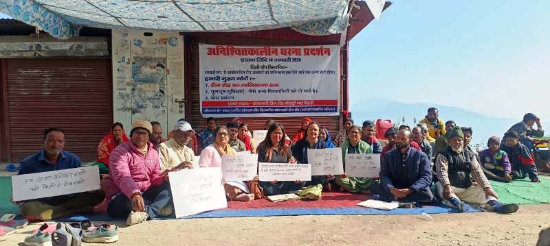 टीन सेड विस्थापितों को मालिकाना हक देने की मांग तेज, धरना छठवें दिन भी जारी