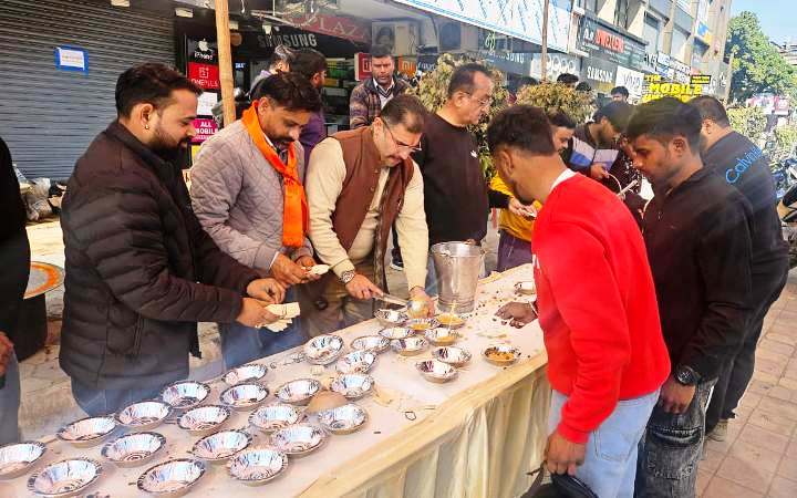 राम मंदिर स्थापना दिवस पर राज प्लाजा एसोसिएशन का भव्य आयोजन, श्रद्धालुओं को प्रसाद वितरण