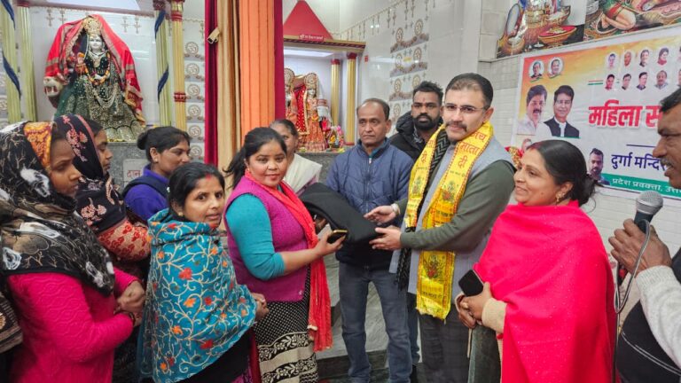 दुर्गा मंदिर बल्लूपुर में महिला सम्मान समारोह, 200 से अधिक महिलाओं को कंबल वितरित
