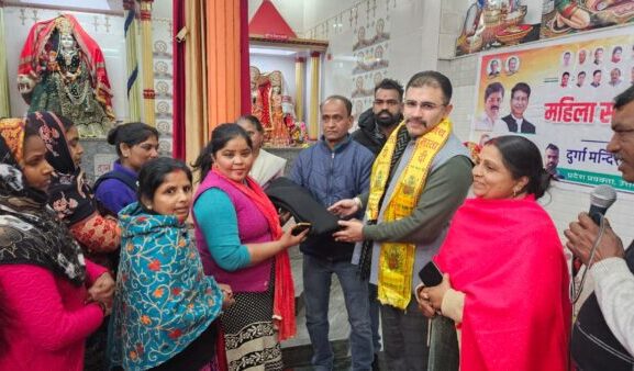 दुर्गा मंदिर बल्लूपुर में महिला सम्मान समारोह, 200 से अधिक महिलाओं को कंबल वितरित