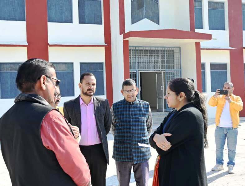 डीएम टिहरी ने मदननेगी में केवी स्कूल संचालन को लेकर किया स्थलीय निरीक्षण