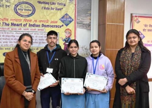 राष्ट्रीय मतदाता दिवस पर डीएम टिहरी ने दिलाई मतदान की शपथ, लोकतंत्र में सबकी भागीदारी का लिया संकल्प