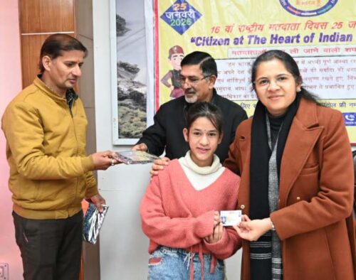 राष्ट्रीय मतदाता दिवस पर डीएम टिहरी ने दिलाई मतदान की शपथ, लोकतंत्र में सबकी भागीदारी का लिया संकल्प