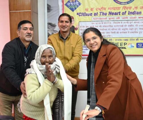 राष्ट्रीय मतदाता दिवस पर डीएम टिहरी ने दिलाई मतदान की शपथ, लोकतंत्र में सबकी भागीदारी का लिया संकल्प