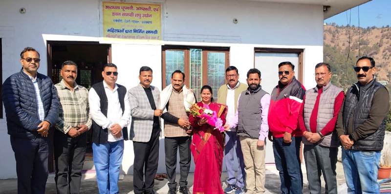 रानीचौरी में स्वरोजगार को बढ़ावा: पूर्व केंद्रीय मंत्री दिनेश धनै ने ‘आराधना धूप अगरबत्ती’ इकाई का किया भ्रमण