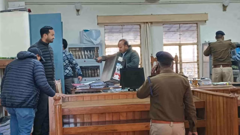 उत्तराखण्ड के न्यायालयों को बम धमकियाँ: नई टिहरी से नैनीताल तक दहशत, साजिश या साइबर शरारत? एक गहन सम्पादकीय विश्लेषण