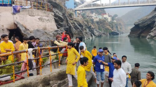 टिहरी महोत्सव 2026: देवप्रयाग संगम पर भव्य महाआरती, श्री रघुनाथ मंदिर में गूंजे राम-रघुनाथ के भक्तिमय भजन