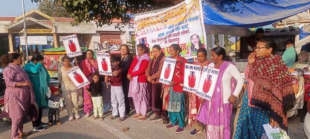 घरेलू गैस सिलेंडर महंगाई के खिलाफ नई टिहरी में महिला कांग्रेस का प्रदर्शन, कीमतें घटाने की मांग