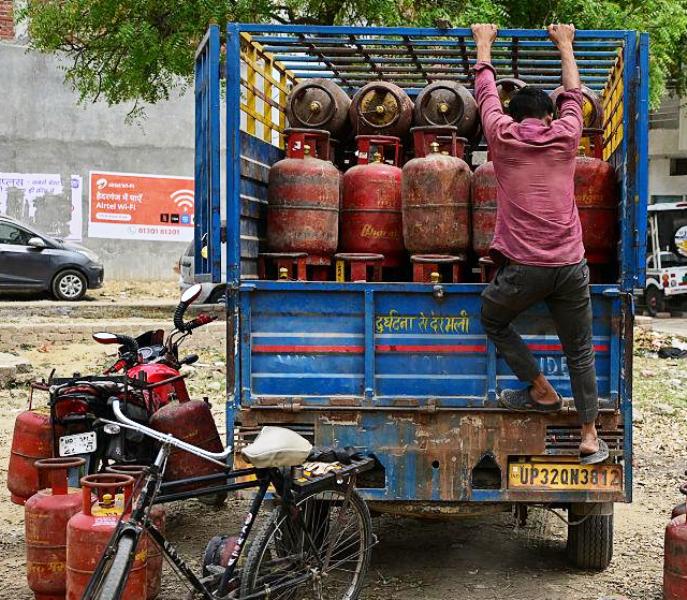 टिहरी प्रशासन सख्त: पेट्रोल-डीजल व गैस की कालाबाजारी रोकने के लिए नोडल अधिकारी नियुक्त, 242 निरीक्षण में 14 सिलेंडर जब्त