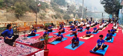 संगम तट पर आयोजित सामूहिक योग शिविर में स्थानीय नागरिकों और तीर्थयात्रियों ने बढ़-चढ़कर भाग लिया।