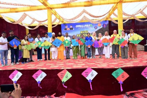 टिहरी लेक फेस्टिवल 2026 का समापन: मुनिकीरेती के खारास्रोत आस्था पथ पर काइट फेस्टिवल, बच्चों व पर्यटकों ने उड़ाई पतंगें