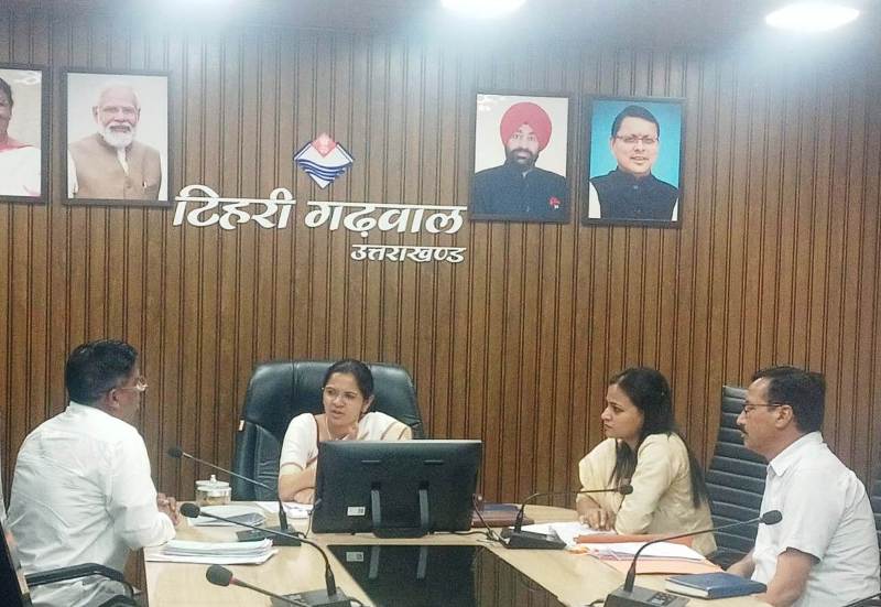 ऑल सेन्ट कॉन्वेंट स्कूल की फीस और अभिभावकों की शिकायतों पर डीएम ने की बैठक