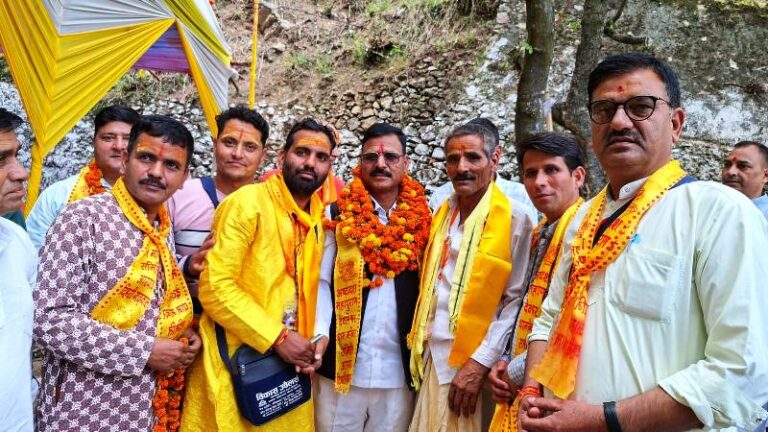 देवलेश्वर महादेव मंदिर में अष्टादश महापुराण के नौवें दिन पहुंचे पूर्व मंत्री दिनेश सिंह धनाई, क्षेत्र की सुख-समृद्धि की कामना की