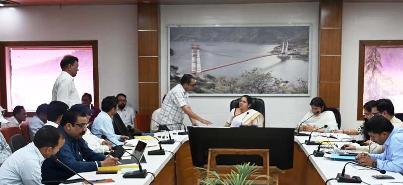 जिलाधिकारी नितिका खण्डेलवाल ने जनता दरबार में सुनी जनसमस्याएं, अधिकारियों को दिए त्वरित निस्तारण के निर्देश