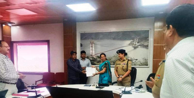 सड़क दुर्घटना में घायल की जान बचाने वाले अनन्त राम अन्थवाल हुए सम्मानित, राहवीर योजना के तहत मिला पुरस्कार