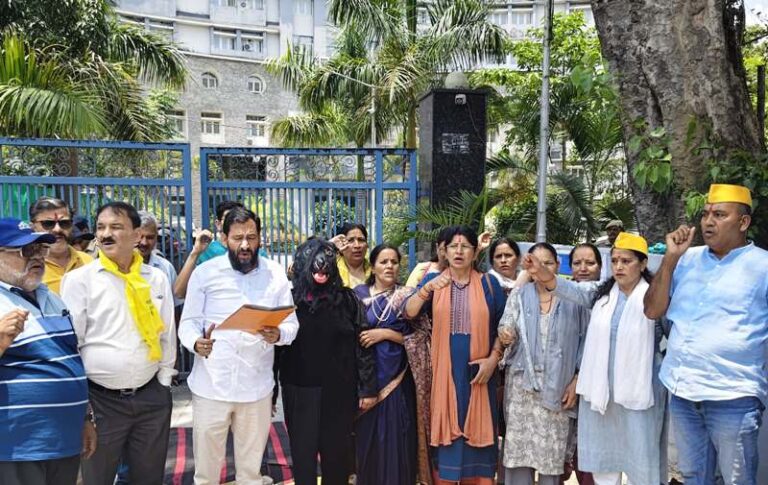 भालुओं से फसल नुकसान पर मुआवजे की मांग को लेकर रीजनल पार्टी का वन विभाग मुख्यालय पर जोरदार प्रदर्शन