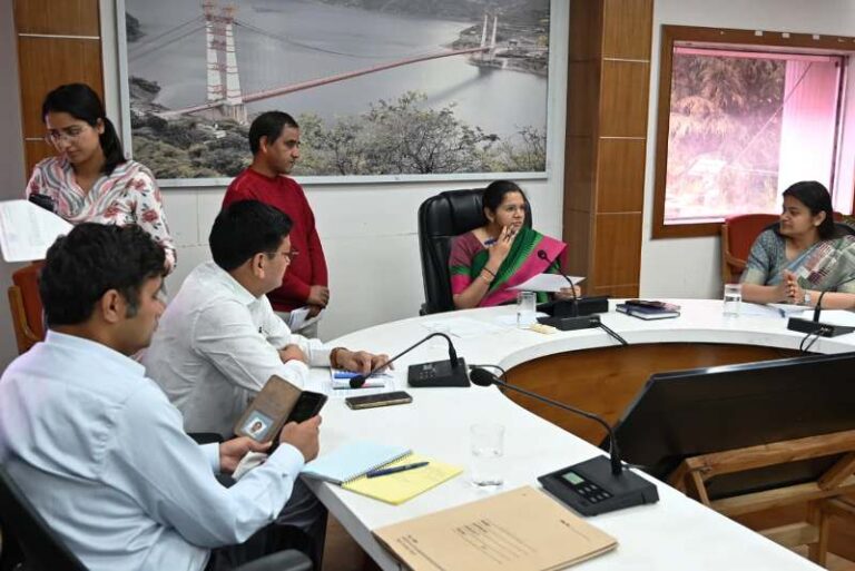 जनता दरबार में डीएम नितिका खण्डेलवाल ने सुनीं जनसमस्याएं, 50 शिकायतों के त्वरित निस्तारण के दिए निर्देश