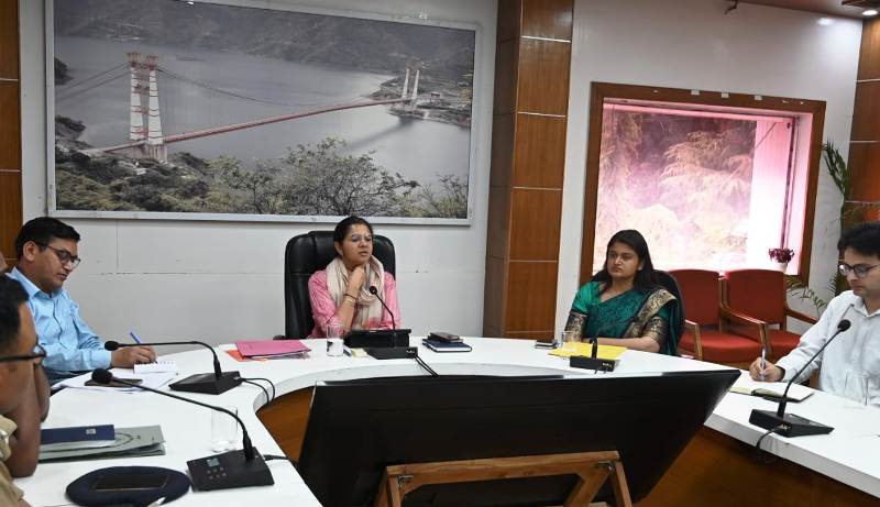 टिहरी में अवैध शस्त्रों पर सख्ती, जिलाधिकारी ने चलाने के निर्देश दिए विशेष अभियान