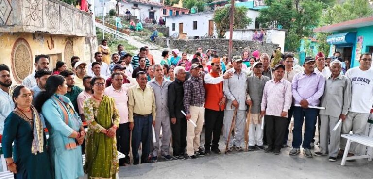 कुठ्ठा गांव पहुंचे पूर्व मंत्री दिनेश धनाई, पंचायत भवन का लोकार्पण कर सुनीं जनसमस्याएं