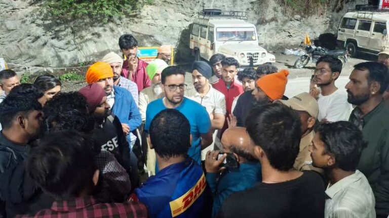 चारधाम यात्रा 2026: कीर्तिनगर में रातभर रोके गए श्रद्धालु वाहन, SDM पंकज भट्ट ने किया निरीक्षण