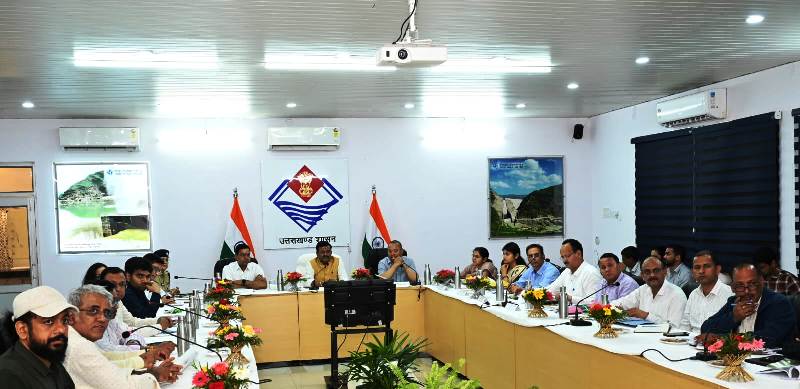 मुख्य सचिव आनंद बर्धन ने की जनपदीय विकास कार्यों की समीक्षा, परियोजनाओं में तेजी लाने के निर्देश