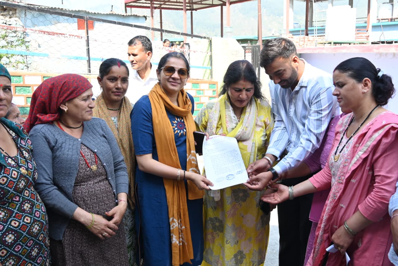 जिलाधिकारी नितिका खण्डेलवाल ने जौनपुर क्षेत्र में किया रात्रि प्रवास, ग्रामीणों की समस्याएं सुन दिए समाधान के निर्देश