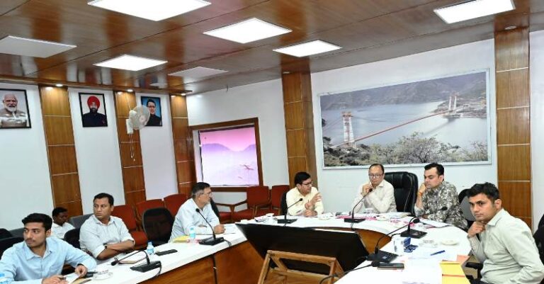 भारत निर्वाचन आयोग के अधिकारियों ने टिहरी में SIR-2026 कार्यों की समीक्षा की, बीएलओ के कार्यों की सराहना