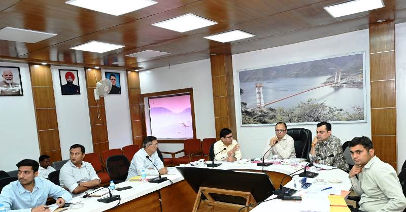 भारत निर्वाचन आयोग के अधिकारियों ने टिहरी में SIR-2026 कार्यों की समीक्षा की, बीएलओ के कार्यों की सराहना