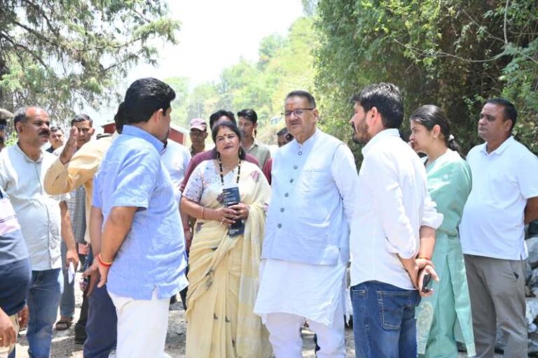 चारधाम यात्रा मार्ग पर मंत्री गणेश जोशी का निरीक्षण, अधिकारियों को दिए गुणवत्तापूर्ण और समयबद्ध कार्य के निर्देश