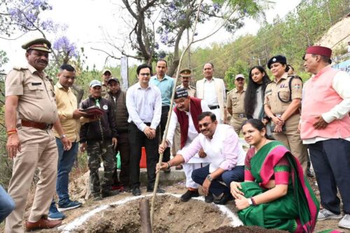 मुख्य सचिव आनंद बर्द्धन ने विद्यालय, आंगनबाड़ी, पुस्तकालय और खेल सुविधाओं का किया निरीक्षण