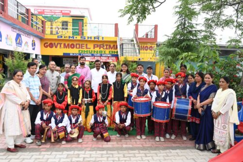 मुख्य सचिव आनंद बर्द्धन ने विद्यालय, आंगनबाड़ी, पुस्तकालय और खेल सुविधाओं का किया निरीक्षण