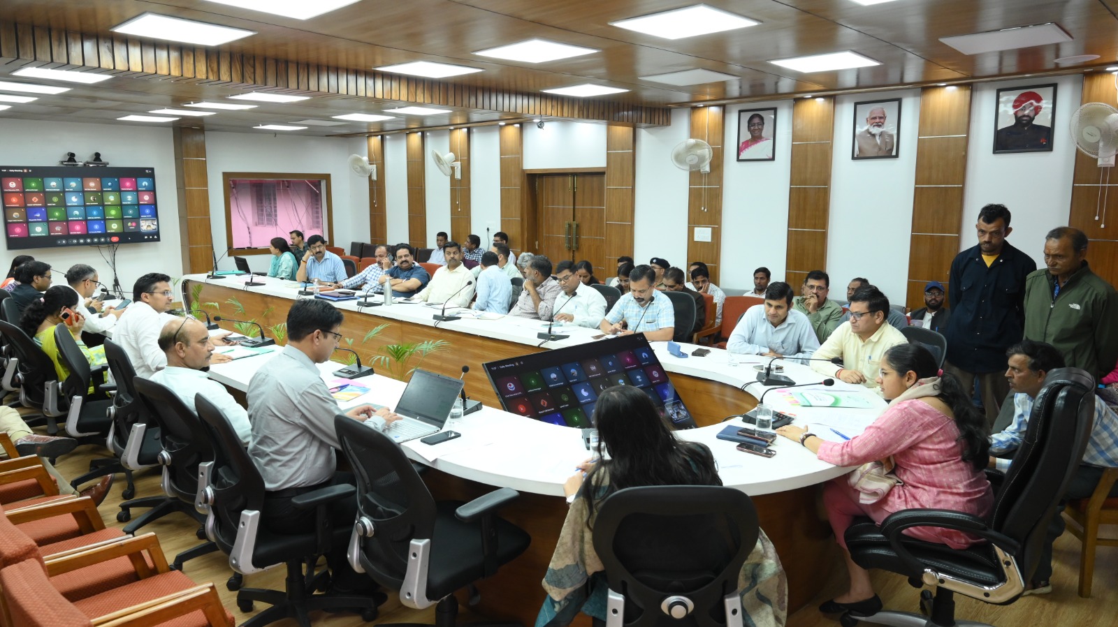 जनता मिलन कार्यक्रम में 57 शिकायतें प्राप्त, डीएम ने अधिकारियों को दिए समयबद्ध निस्तारण के निर्देश