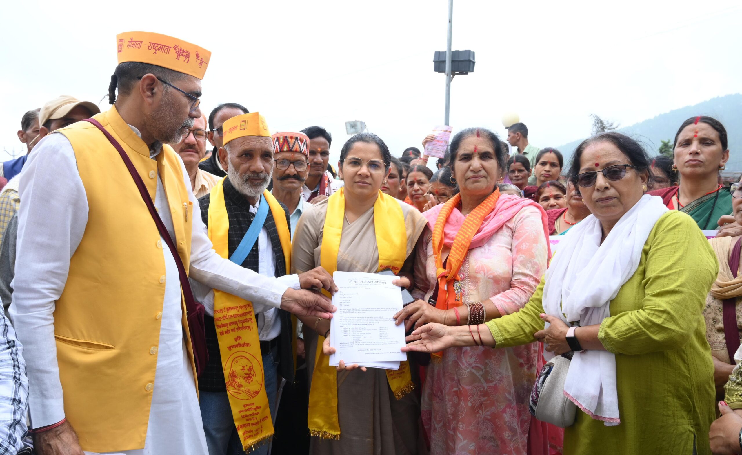 "गौ सम्मान अभियान" के तहत जिलाधिकारी को सौंपा गया ज्ञापन, गौ माता को राष्ट्रीय माता घोषित करने की उठाई मांग
