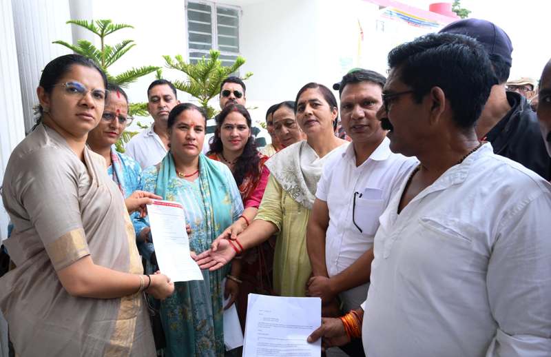 राजकीय मेडिकल कॉलेज को जिला मुख्यालय के निकट स्थापित करने की मांग, मुख्यमंत्री के नाम जिलाधिकारी को सौंपा ज्ञापन