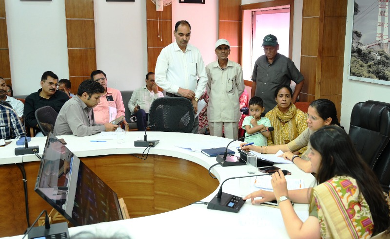 जनता दरबार में जिलाधिकारी ने सुनीं जनसमस्याएं, 55 से अधिक प्रकरणों पर अधिकारियों को दिए समयबद्ध निस्तारण के निर्देश